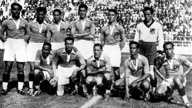 Black-and-white team photograph of the Egypt national football team at the 1934 World Cup in Italy, six players standing and five crouching